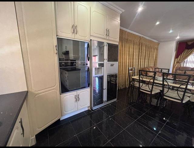 3 BEDROOM HOUSE FOR SALE IN FERNDALE